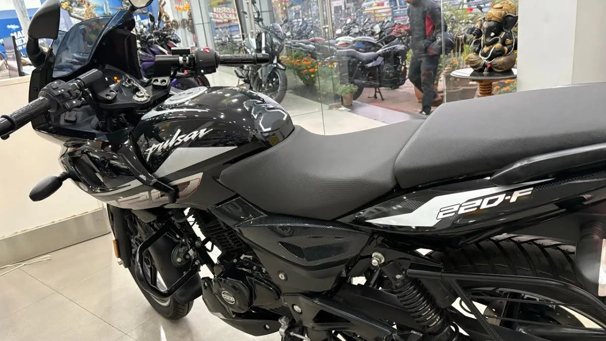 2025 Pulsar 200F New Style, Super-Fast ABS & Smart Features!