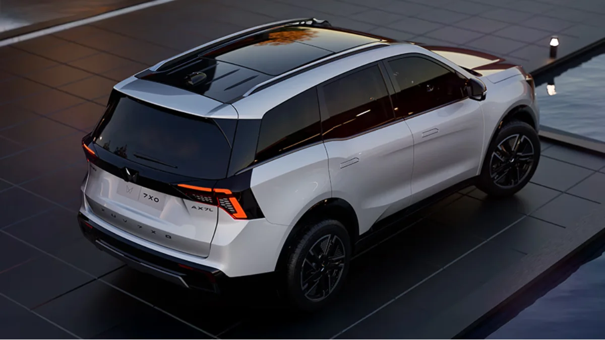 Mahindra XUV 7XO REAR right quarter view.