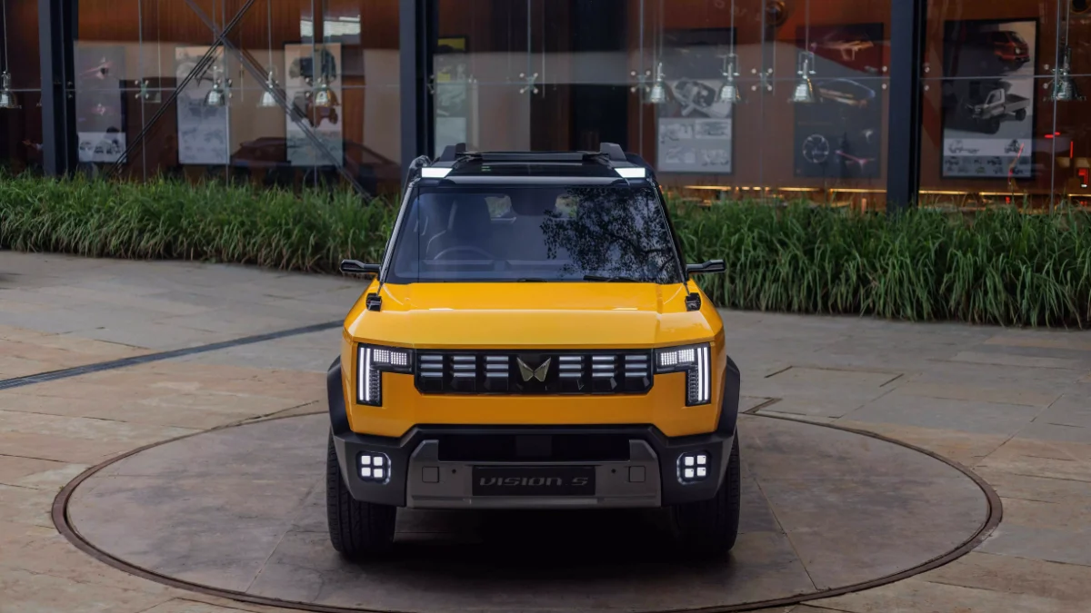 Mahindra Vision S Diesel Automatic Mid Variant Spied – Interior Details, Panoramic Sunroof Revealed