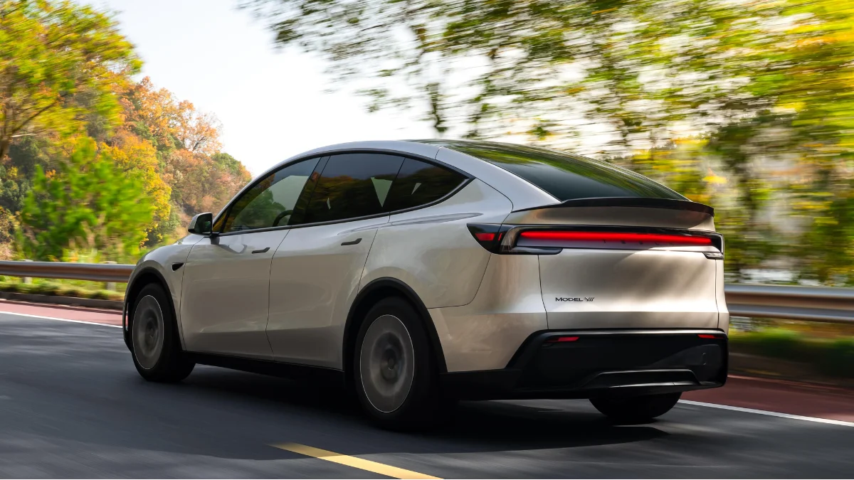 Tesla Model Y L Premium Hits India at ₹61.99 Lakh – Now Comes as a 6-Seater!